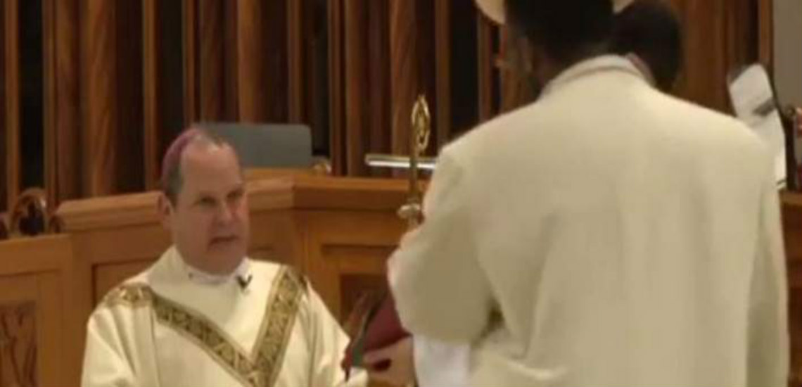 Aντρας διέκοψε θεία λειτουργία σε καθολική εκκλησία για να... ρίξει μπουνιά στον επίσκοπο - VIDEO